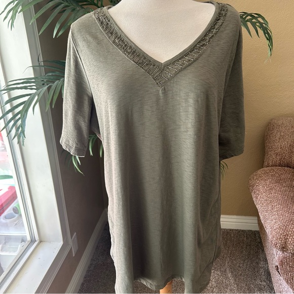 Lane Bryant plus size short sleeve V-neck pull over beaded top - Picture 1 of 8